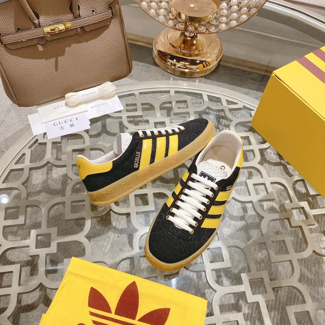 👟👟Ex-factory price 520👟👟Gucci&adidas joint limited edition couple's sneakers. A super nice joint casual sneaker with rich and bold colors! It showed everyone a completely different charm from the past! Combining retro style and youthful sports style to create a new aesthetic! Vitality yet stylish at the same time! ! Upper - made of cowhide, cowhide, cloth. Lining - sheepskin lining for foot pads. Sole - original open-molded beef tendon non-slip and wear-resistant outsole. Size: 35-47 (couple style)